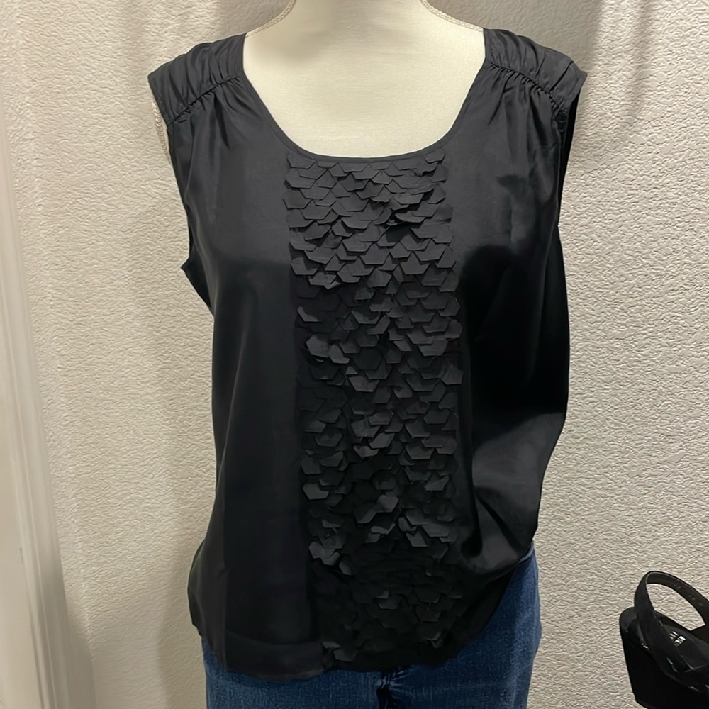 Talbots blk shell w/ fabric layered front panel that adds style! Shoulder stitch